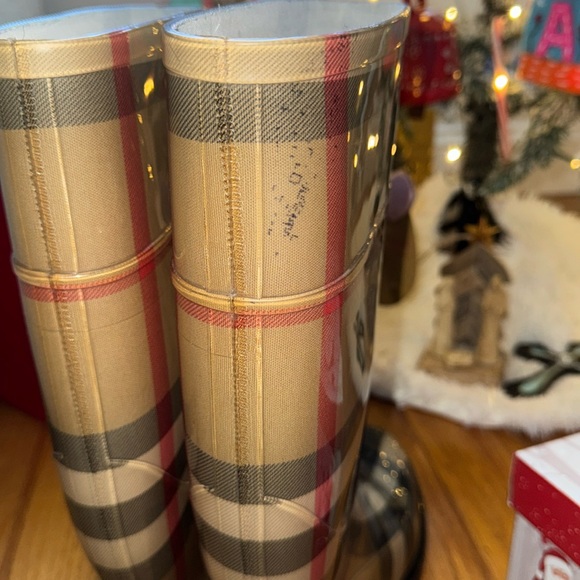 Stunning Authentic Burberry Rain Boots - Picture 4 of 5